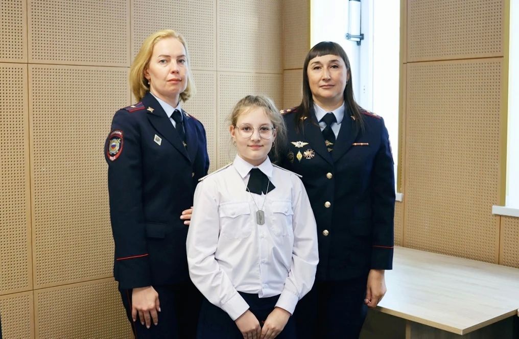 Полицейские приняли участие в торжественной линейке, посвящённой Дню знаний, в школе №2 г. ХантыМансийска Полицейские приняли участие в торжественной линейке, посвящённой Дню знаний, в школе №2 г. ХантыМансийска