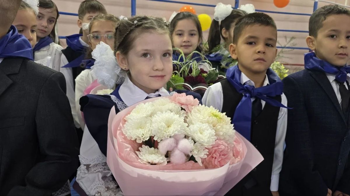 Торжественная линейка в школе №5, где в этом году открыли профильный класс Следкома Торжественная линейка в школе №5, где в этом году открыли профильный класс Следкома