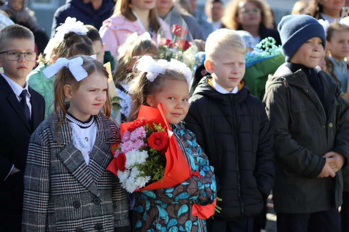 Белые банты, цветы и тысячи взволнованных мальчишек и девчонок: в Югре отметили День знаний Белые банты, цветы и тысячи взволнованных мальчишек и девчонок: в Югре отметили День знаний