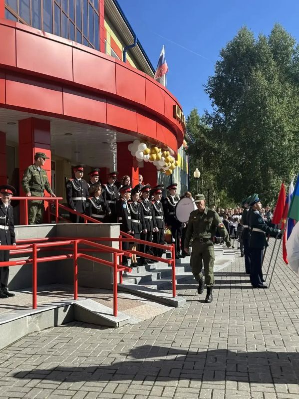 1 сентября сотрудники следственного управления по Ханты-Мансийскому автономному округу – Югре посетили торжественные линейки в школах региона и поздравили учащихся с Днём знаний 1 сентября сотрудники следственного управления по Ханты-Мансийскому автономному округу – Югре посетили торжественные линейки в школах региона и поздравили учащихся с Днём знаний