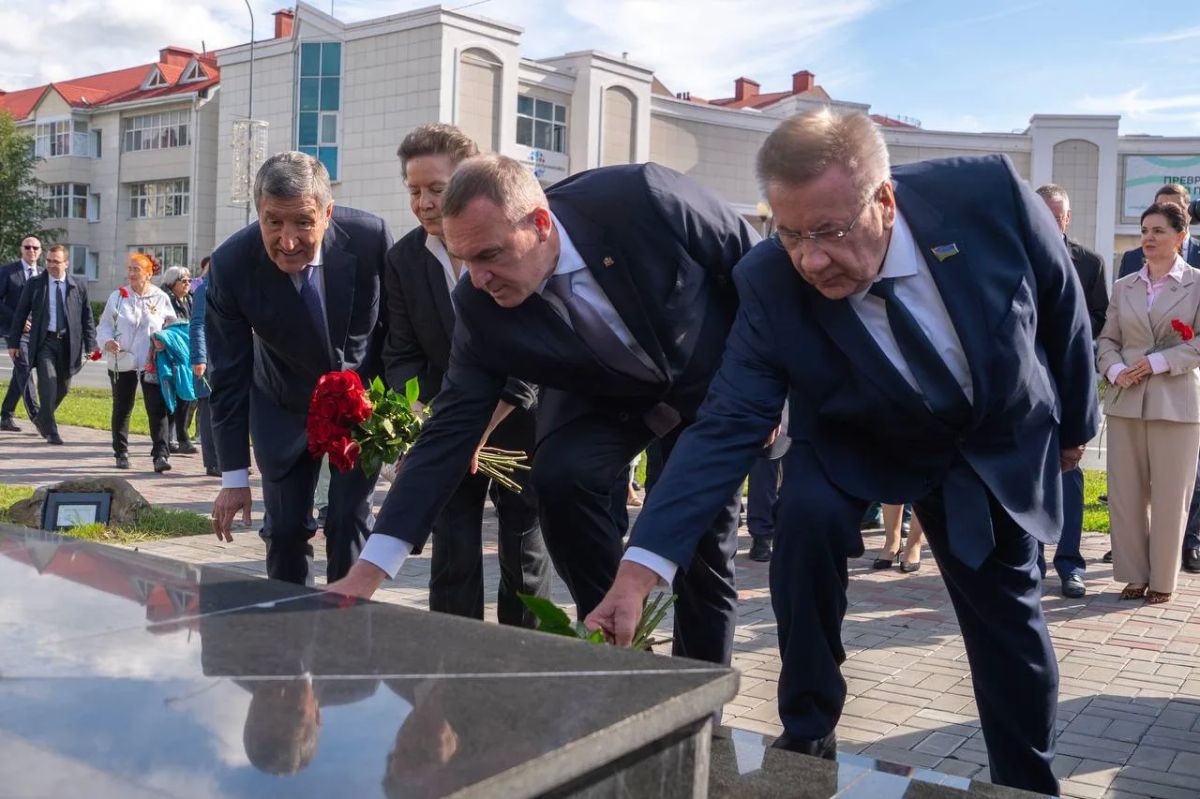 В Югре открыли новые мемориальные плиты в честь выдающихся нефтяников В Югре открыли новые мемориальные плиты в честь выдающихся нефтяников
