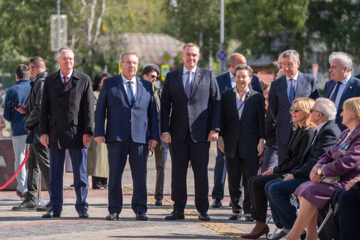 В Югре открыли новые мемориальные плиты в честь выдающихся нефтяников В Югре открыли новые мемориальные плиты в честь выдающихся нефтяников