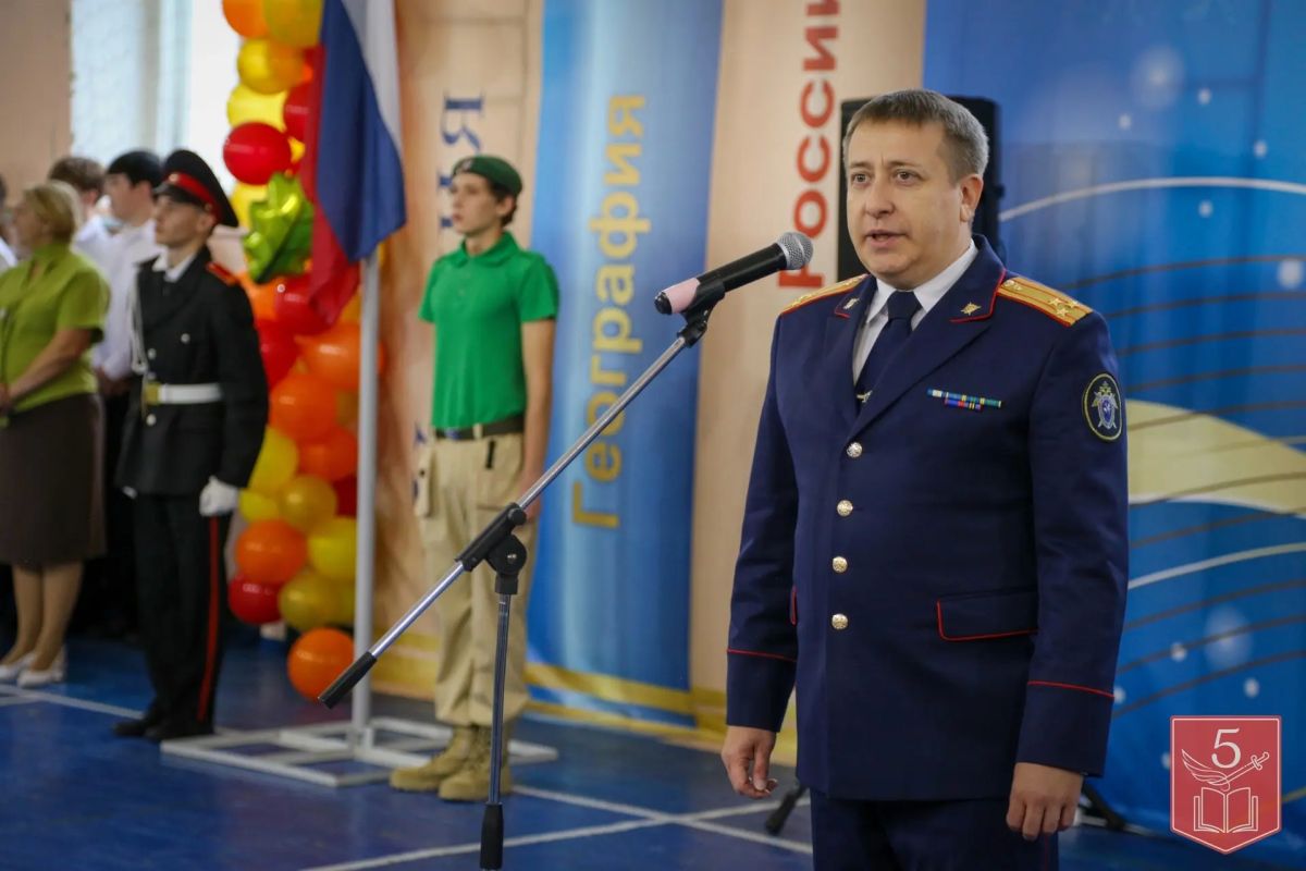 1 сентября сотрудники следственного управления по Ханты-Мансийскому автономному округу – Югре посетили торжественные линейки в школах региона и поздравили учащихся с Днём знаний 1 сентября сотрудники следственного управления по Ханты-Мансийскому автономному округу – Югре посетили торжественные линейки в школах региона и поздравили учащихся с Днём знаний