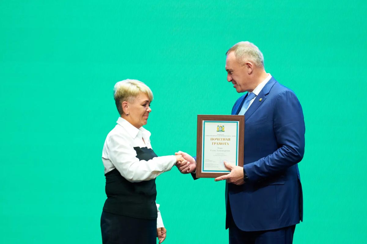 Руслан Кухарук: В Нижневартовске вручил государственные, ведомственные и окружные награды лучшим работникам топливноэнергетического комплекса Югры – тем, чей труд по праву становится опорой нашего региона Руслан Кухарук: В Нижневартовске вручил государственные, ведомственные и окружные награды лучшим работникам топливноэнергетического комплекса Югры – тем, чей труд по праву становится опорой нашего региона