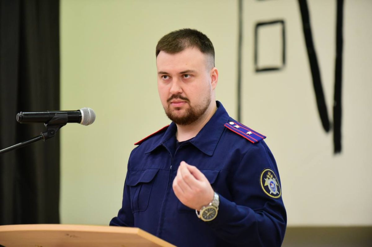 В День солидарности в борьбе с терроризмом руководитель первого отдела по расследованию особо важных дел следственного управления Дмитрий Сергиенко посетил среднюю общеобразовательную школу № 1 имени Юрия Георгиевича... В День солидарности в борьбе с терроризмом руководитель первого отдела по расследованию особо важных дел следственного управления Дмитрий Сергиенко посетил среднюю общеобразовательную школу № 1 имени Юрия Георгиевича...
