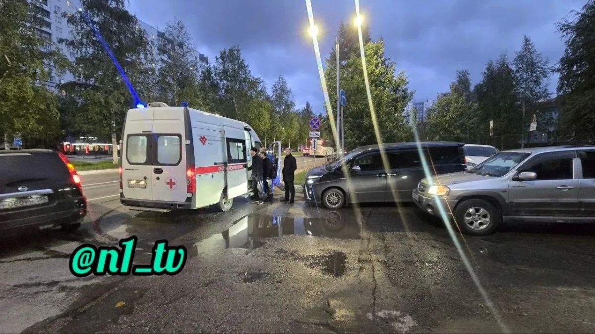 Электросамокатчик врезался в машину и разбил головой стекло Электросамокатчик врезался в машину и разбил головой стекло