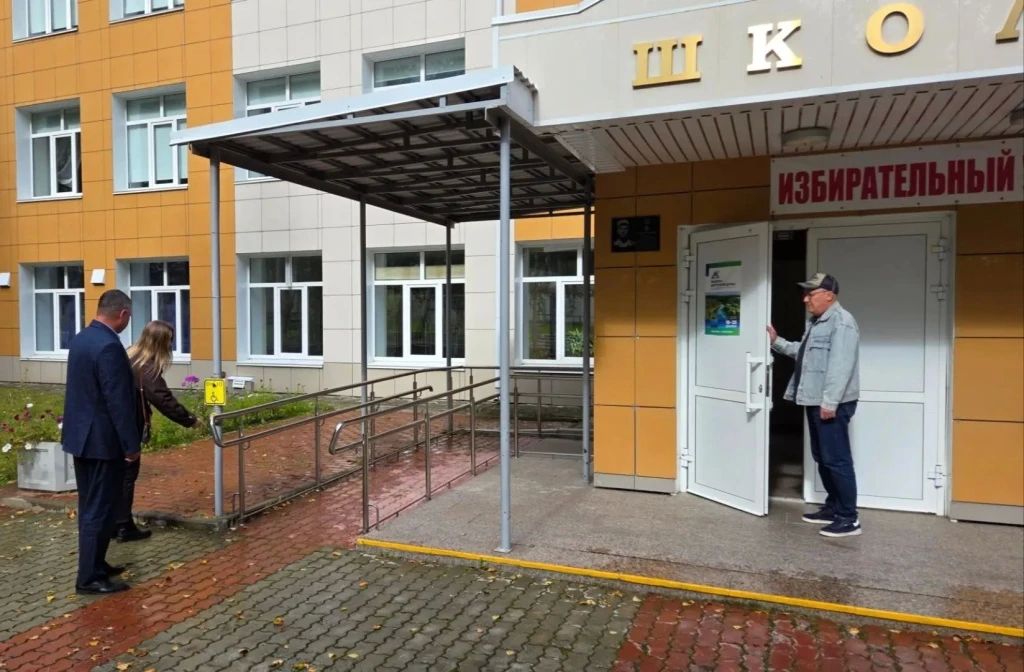 В Югре в преддверии выборов продолжается проверка помещений для голосования на их доступность для маломобильных категорий населения и лиц с ограниченными возможностями здоровья В Югре в преддверии выборов продолжается проверка помещений для голосования на их доступность для маломобильных категорий населения и лиц с ограниченными возможностями здоровья