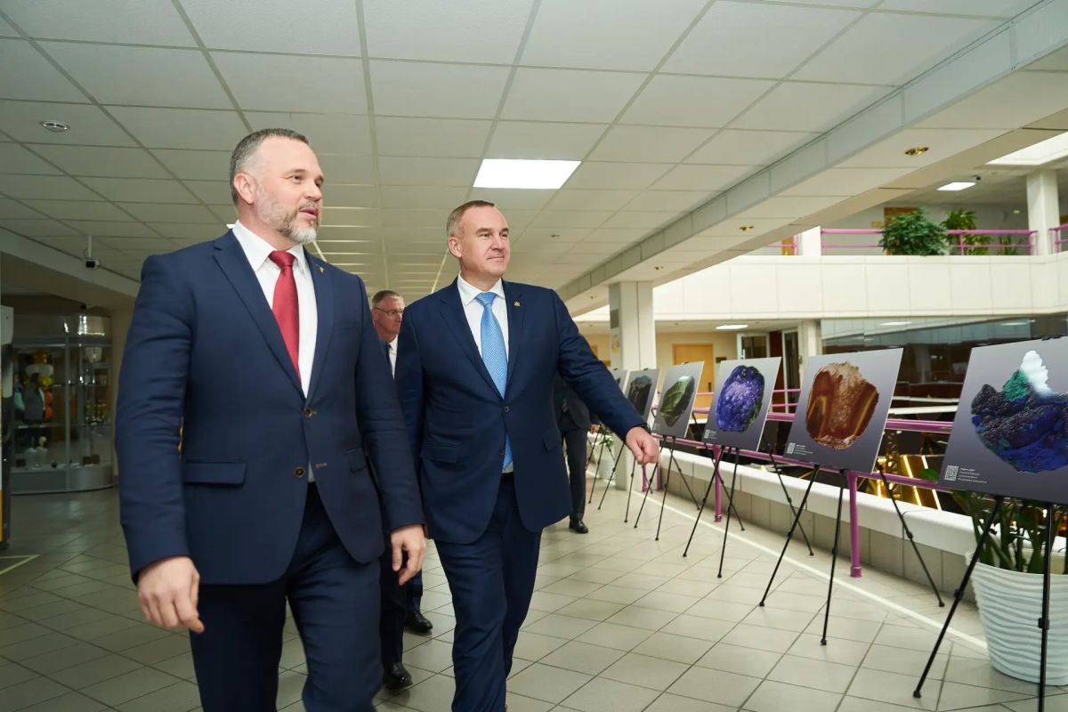 Руслан Кухарук: В Нижневартовске вручил государственные, ведомственные и окружные награды лучшим работникам топливноэнергетического комплекса Югры – тем, чей труд по праву становится опорой нашего региона Руслан Кухарук: В Нижневартовске вручил государственные, ведомственные и окружные награды лучшим работникам топливноэнергетического комплекса Югры – тем, чей труд по праву становится опорой нашего региона