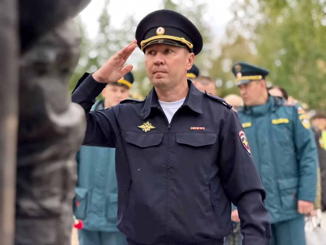 В Белоярском открыли мемориал «Сквер Героев СВО», где ангел укрывает крыльями бойца и его родных В Белоярском открыли мемориал «Сквер Героев СВО», где ангел укрывает крыльями бойца и его родных
