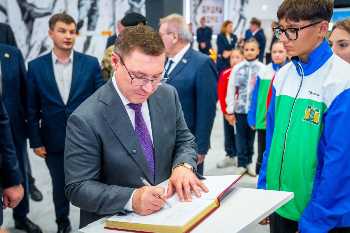 По Народной программе Единой России-2021 в Нефтеюганске открылся многофункциональный спорткомплекс По Народной программе Единой России-2021 в Нефтеюганске открылся многофункциональный спорткомплекс