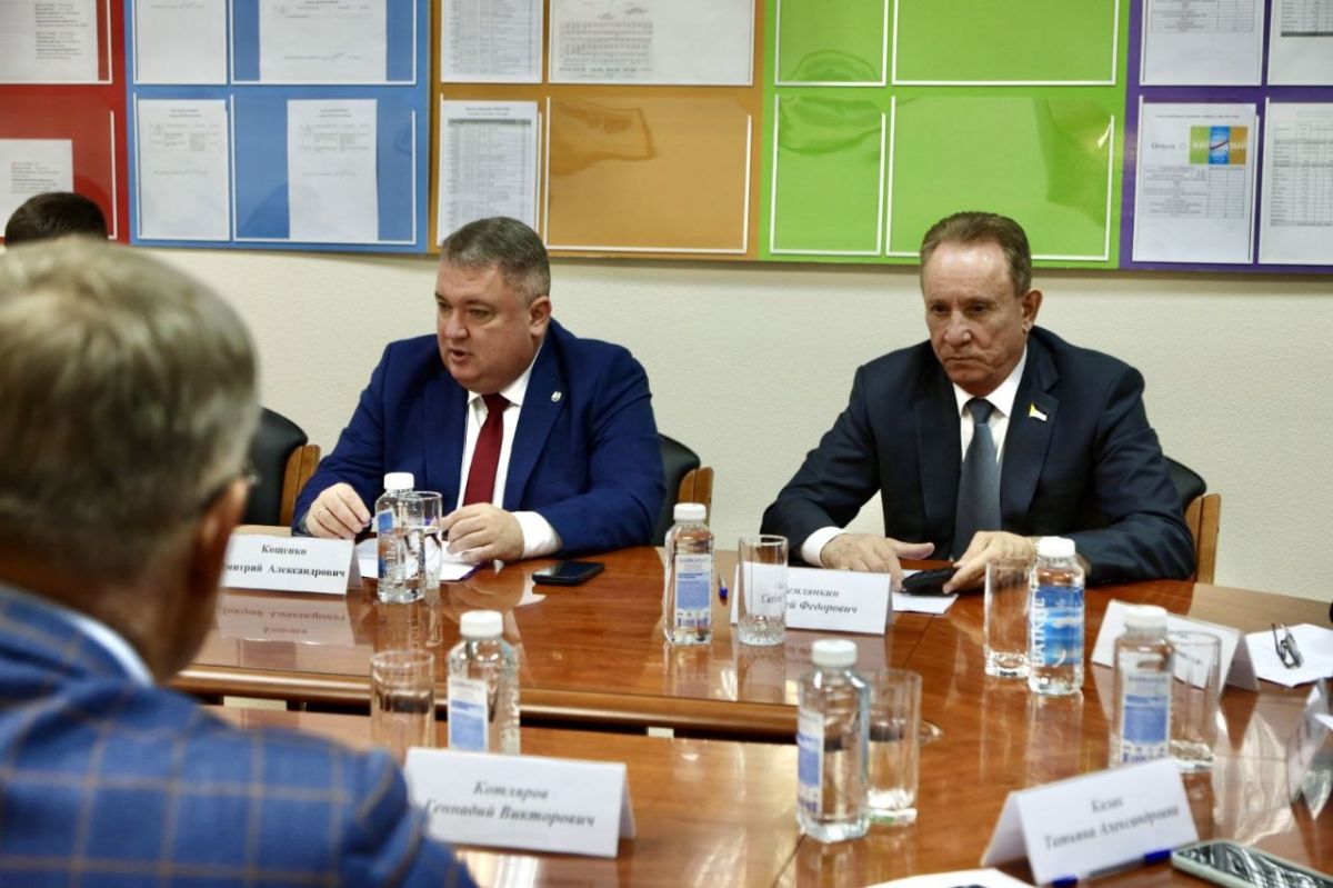 Дмитрий Кощенко: Провел рабочее совещание с руководством предприятия «ДомТрансАвто» при участии ГИБДД Дмитрий Кощенко: Провел рабочее совещание с руководством предприятия «ДомТрансАвто» при участии ГИБДД