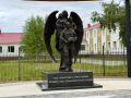 В Белоярском открыли мемориал «Сквер Героев СВО», где ангел укрывает крыльями бойца и его родных