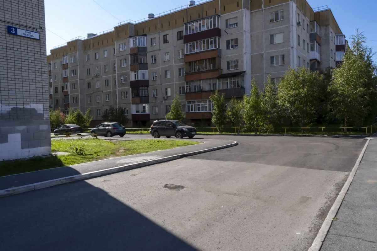 Придомовую территорию по улице Чехова около домов 3, 7 и 9 привели в порядок Придомовую территорию по улице Чехова около домов 3, 7 и 9 привели в порядок