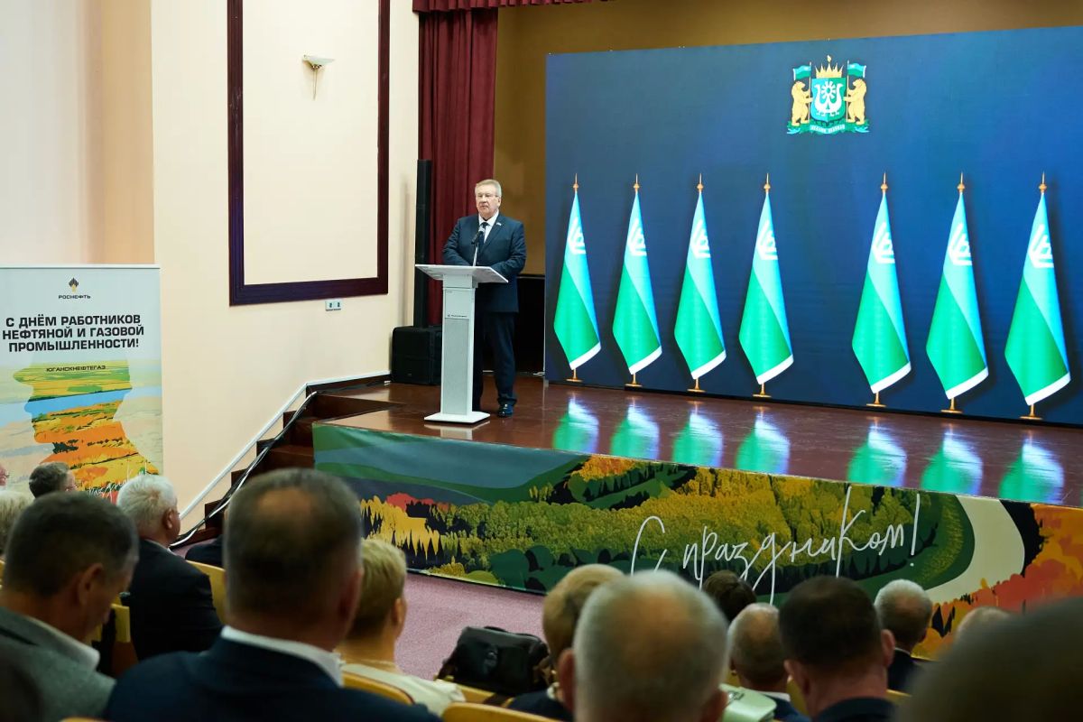 Владимир Якушев поздравил нефтяников «РН-Юганскнефтегаз» с профессиональным праздником Владимир Якушев поздравил нефтяников «РН-Юганскнефтегаз» с профессиональным праздником