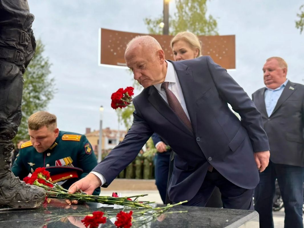 В Белоярском открыли мемориал «Сквер Героев СВО», где ангел укрывает крыльями бойца и его родных В Белоярском открыли мемориал «Сквер Героев СВО», где ангел укрывает крыльями бойца и его родных