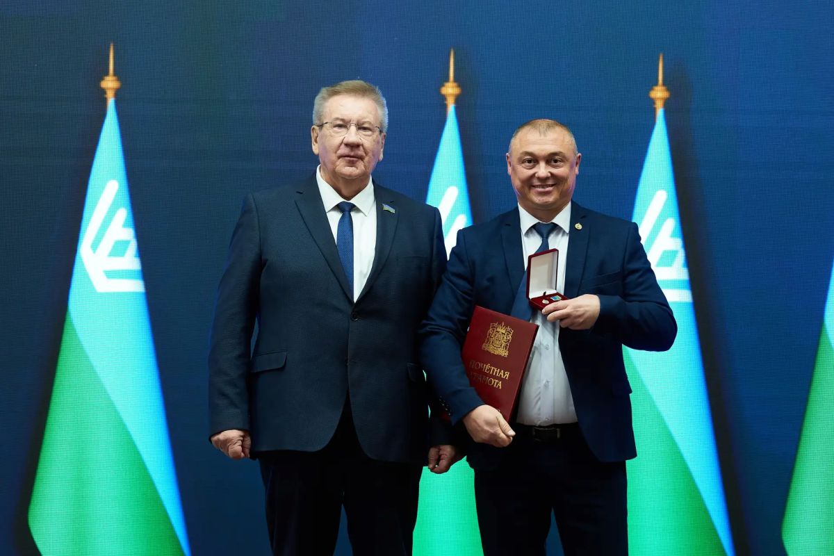Владимир Якушев поздравил нефтяников «РН-Юганскнефтегаз» с профессиональным праздником Владимир Якушев поздравил нефтяников «РН-Юганскнефтегаз» с профессиональным праздником