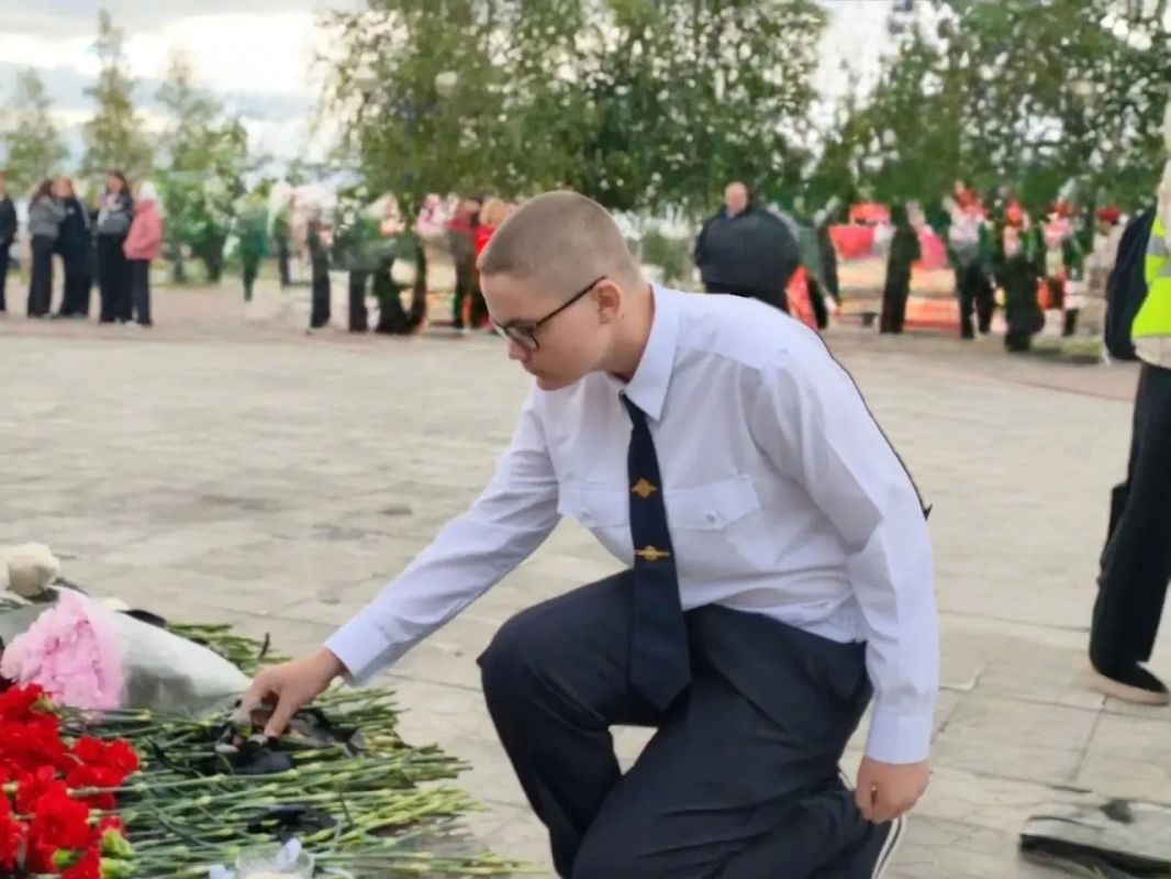 В Нижневартовске сотрудники следственного управления, кадеты профильных классов и члены регионального отделения Всероссийской молодежной общественной организации «Следком» приняли участие в мероприятиях, приуроченных ко Дню... В Нижневартовске сотрудники следственного управления, кадеты профильных классов и члены регионального отделения Всероссийской молодежной общественной организации «Следком» приняли участие в мероприятиях, приуроченных ко Дню...