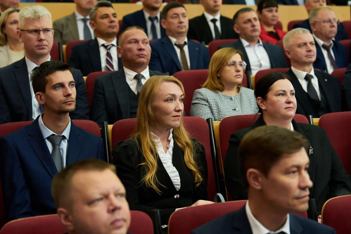 Владимир Якушев поздравил нефтяников «РН-Юганскнефтегаз» с профессиональным праздником Владимир Якушев поздравил нефтяников «РН-Юганскнефтегаз» с профессиональным праздником