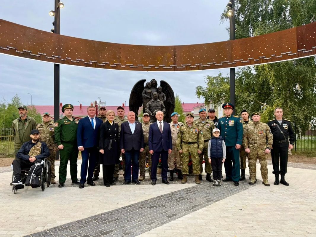 В Белоярском открыли мемориал «Сквер Героев СВО», где ангел укрывает крыльями бойца и его родных В Белоярском открыли мемориал «Сквер Героев СВО», где ангел укрывает крыльями бойца и его родных