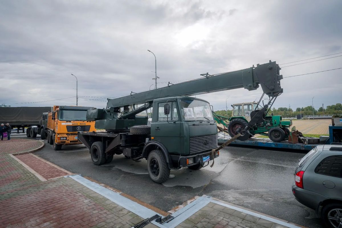 Во время рабочей поездки в Сургут первый заместитель Председателя Совета Федерации Федерального Собрания Российской Федерации Владимир Якушев вместе с губернатором Югры Русланом Кухаруком посетил площадку Фонда «Победа»... Во время рабочей поездки в Сургут первый заместитель Председателя Совета Федерации Федерального Собрания Российской Федерации Владимир Якушев вместе с губернатором Югры Русланом Кухаруком посетил площадку Фонда «Победа»...
