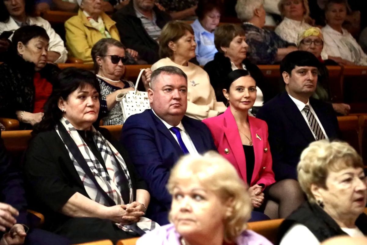 Дмитрий Кощенко: Накануне Дня работников нефтяной и газовой промышленности во Дворце Искусств чествовали первопроходцев, заслуженных ветеранов отрасли Дмитрий Кощенко: Накануне Дня работников нефтяной и газовой промышленности во Дворце Искусств чествовали первопроходцев, заслуженных ветеранов отрасли