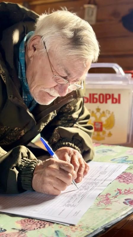 Досрочное голосование в Югре: члены Избиркома добираются до оленеводов на вертолетах Досрочное голосование в Югре: члены Избиркома добираются до оленеводов на вертолетах