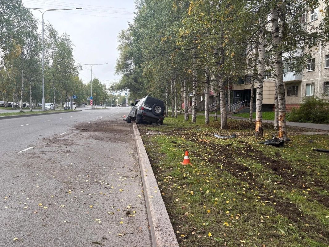 В Нижневартовске гонщица на Лэнд Крузере врезалась в дерево В Нижневартовске гонщица на Лэнд Крузере врезалась в дерево
