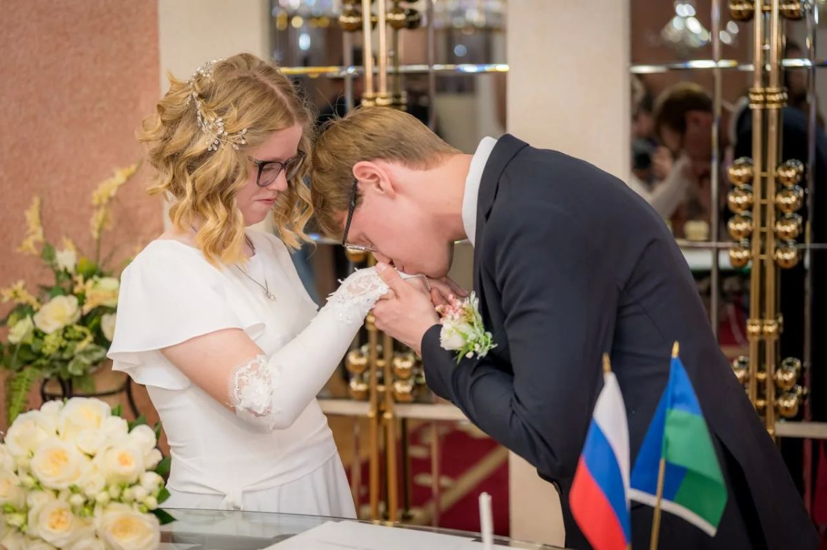 Руслан Кухарук поздравил молодоженов из Белоярского с бракосочетанием Руслан Кухарук поздравил молодоженов из Белоярского с бракосочетанием