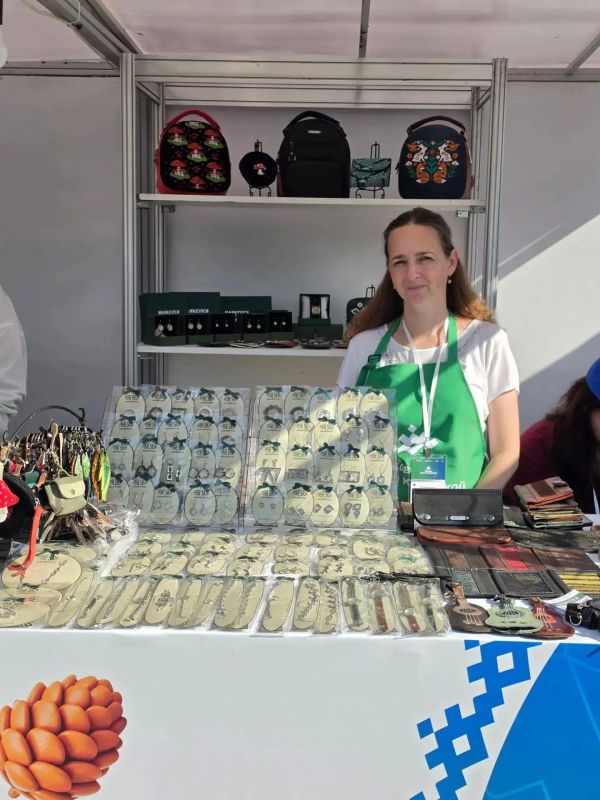 Предприниматели Ханты-Мансийска представили свою продукцию на ярмарке «Товары земли Югорской», которая прошла на минувших выходных в Сургуте Предприниматели Ханты-Мансийска представили свою продукцию на ярмарке «Товары земли Югорской», которая прошла на минувших выходных в Сургуте