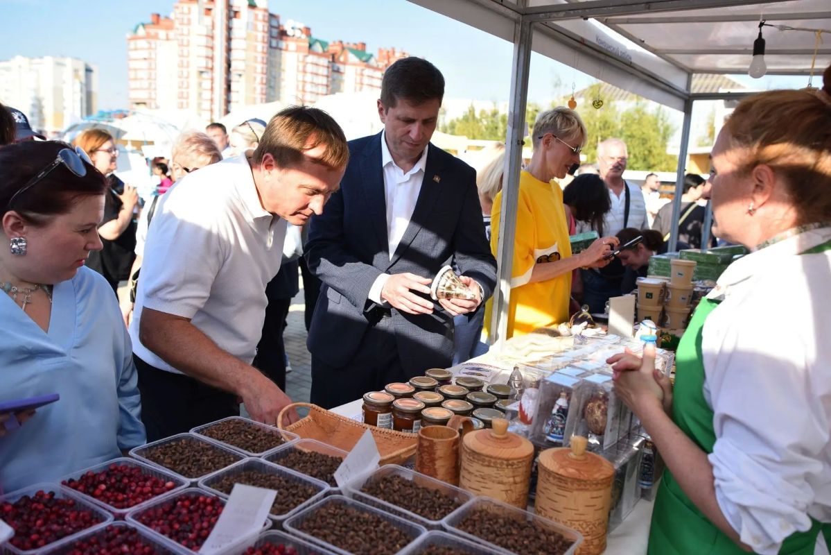 Предприниматели Ханты-Мансийска представили свою продукцию на ярмарке «Товары земли Югорской», которая прошла на минувших выходных в Сургуте Предприниматели Ханты-Мансийска представили свою продукцию на ярмарке «Товары земли Югорской», которая прошла на минувших выходных в Сургуте