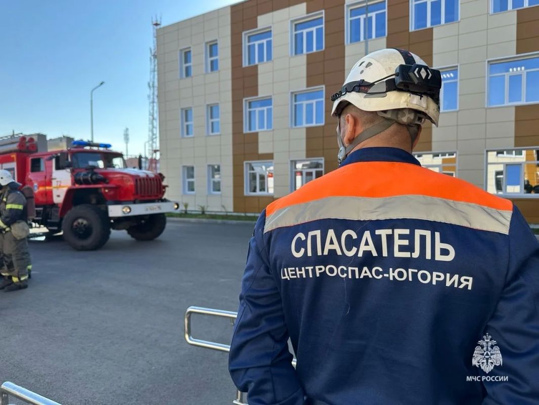Пожарно-тактические учения прошли в школе Нягани