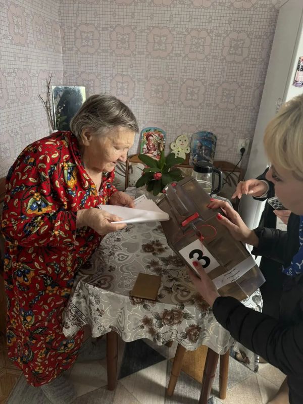Одновременно с голосованием на избирательных участках проводится процедура голосования на дому Одновременно с голосованием на избирательных участках проводится процедура голосования на дому