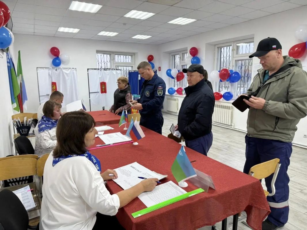 На избирательных участках помимо членов участковых избирательных комиссий присутствуют наблюдатели, представители правоохранительных органов, волонтеры для оказания ситуационной помощи нуждающимся гражданам На избирательных участках помимо членов участковых избирательных комиссий присутствуют наблюдатели, представители правоохранительных органов, волонтеры для оказания ситуационной помощи нуждающимся гражданам