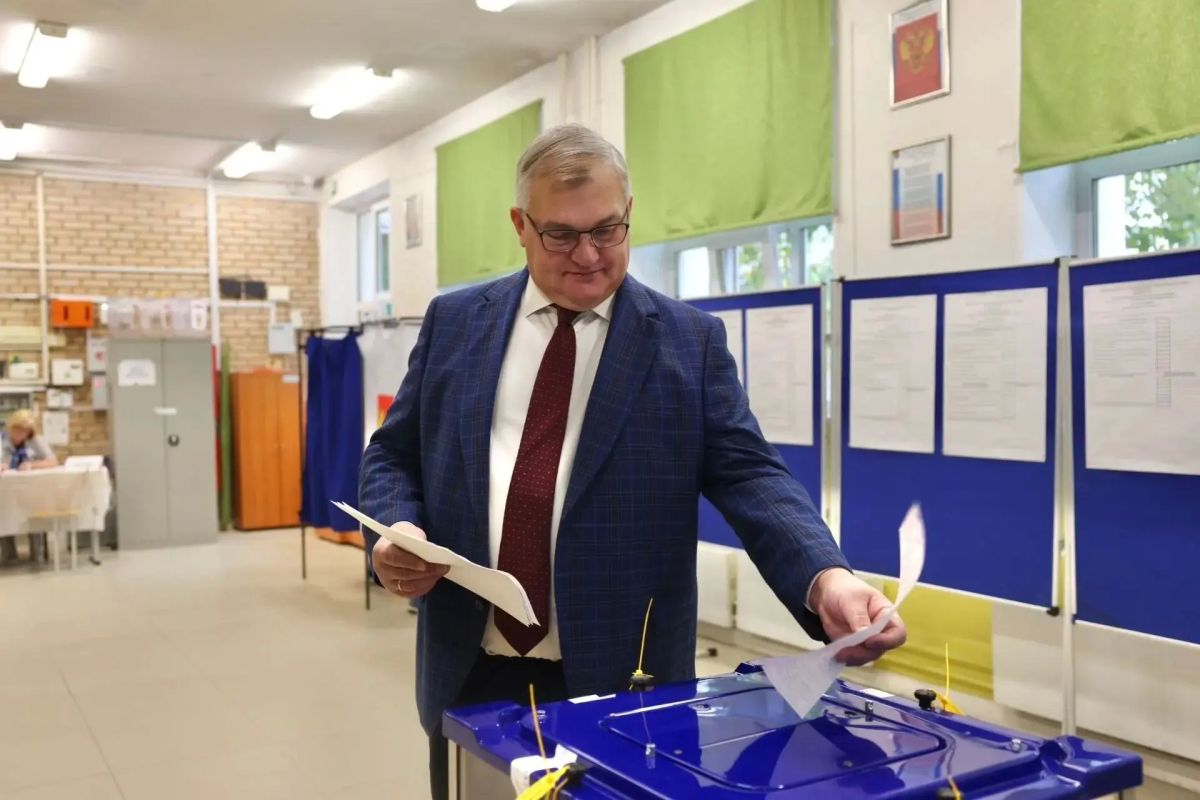 Одним из первых исполнил свой гражданский долг, проголосовав в рамках проходящей избирательной кампании, председатель Думы Нижневартовска Алексей Сатинов