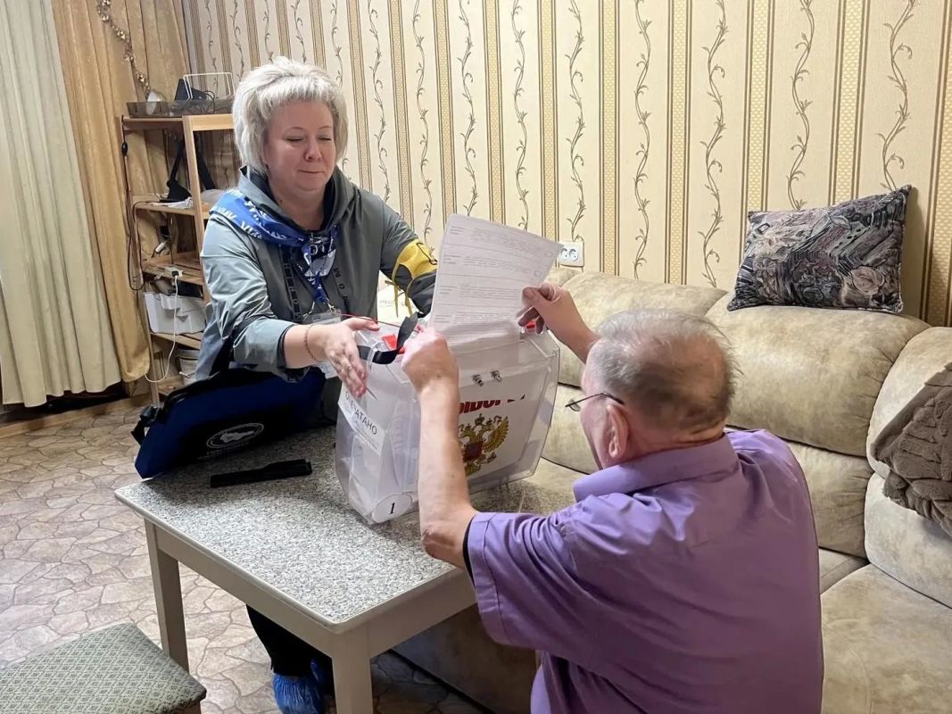 Одновременно с голосованием на избирательных участках проводится процедура голосования на дому Одновременно с голосованием на избирательных участках проводится процедура голосования на дому