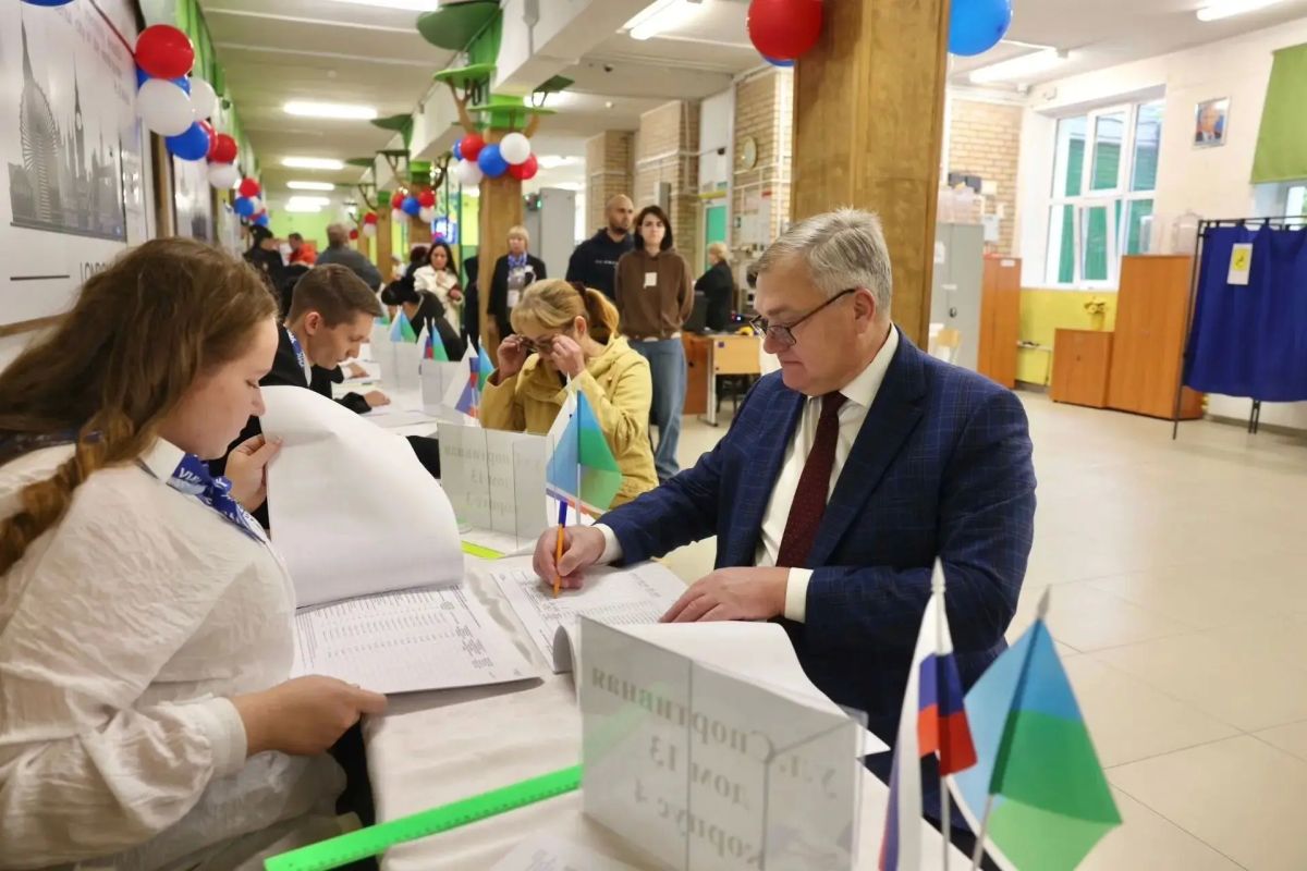 Одним из первых исполнил свой гражданский долг, проголосовав в рамках проходящей избирательной кампании, председатель Думы Нижневартовска Алексей Сатинов Одним из первых исполнил свой гражданский долг, проголосовав в рамках проходящей избирательной кампании, председатель Думы Нижневартовска Алексей Сатинов