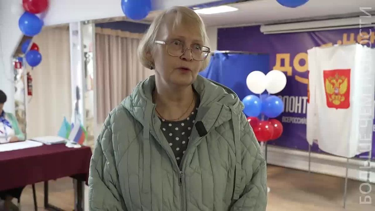 Экипаж плавполиклиники «Святитель Лука» голосует в посёлке Карымкары