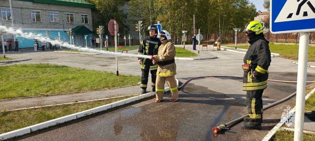 В Нефтеюганске прошел муниципальный этап «Школы безопасности» В Нефтеюганске прошел муниципальный этап «Школы безопасности»
