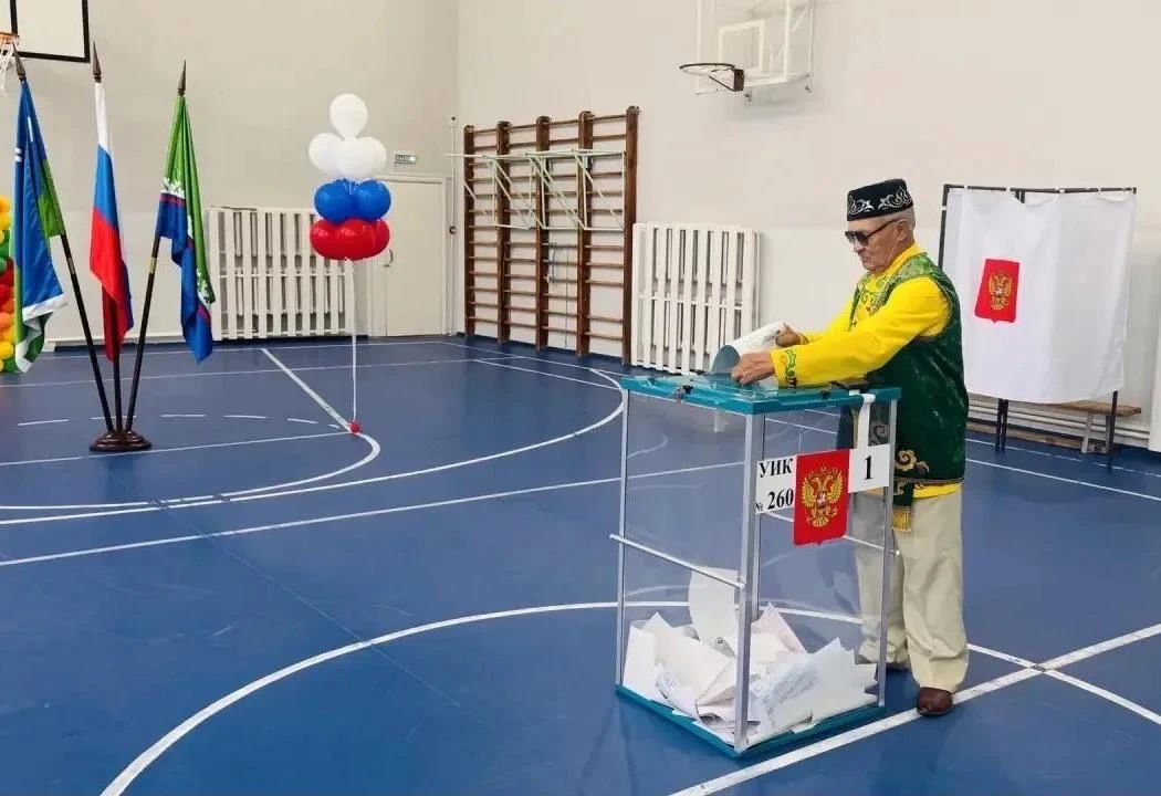 На избирательных участках Югры можно увидеть национальные костюмы и элементы одежды разных народов: яркие орнаменты, узнаваемые силуэты, детали, за которыми стоят целые истории На избирательных участках Югры можно увидеть национальные костюмы и элементы одежды разных народов: яркие орнаменты, узнаваемые силуэты, детали, за которыми стоят целые истории