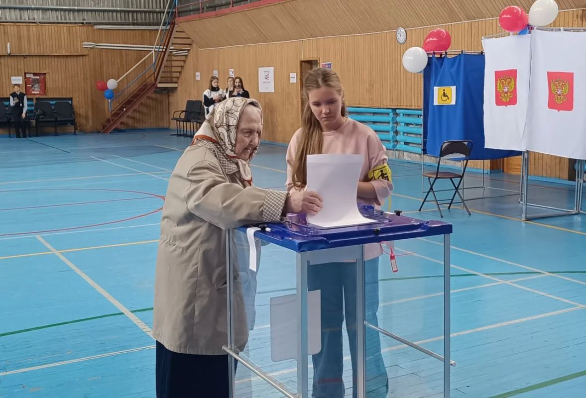 100-летняя труженица тыла пришла на избирательный участок в Пойковском 100-летняя труженица тыла пришла на избирательный участок в Пойковском