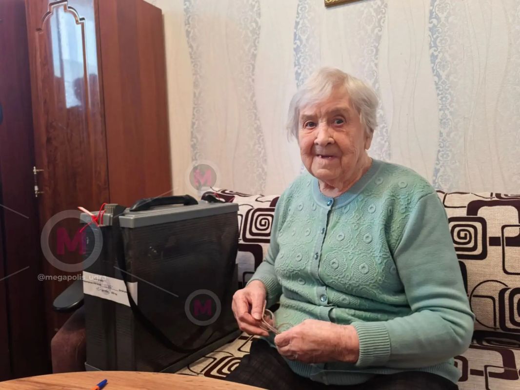 В день своего 90-летия проголосовала жительница поселка Высокий в Мегионе Людмила Михайловна Потяева В день своего 90-летия проголосовала жительница поселка Высокий в Мегионе Людмила Михайловна Потяева