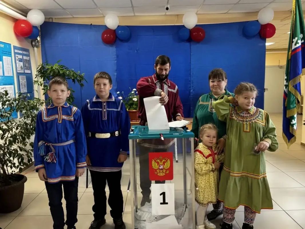 На избирательных участках Югры можно увидеть национальные костюмы и элементы одежды разных народов: яркие орнаменты, узнаваемые силуэты, детали, за которыми стоят целые истории