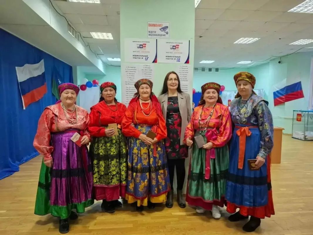 На избирательных участках Югры можно увидеть национальные костюмы и элементы одежды разных народов: яркие орнаменты, узнаваемые силуэты, детали, за которыми стоят целые истории На избирательных участках Югры можно увидеть национальные костюмы и элементы одежды разных народов: яркие орнаменты, узнаваемые силуэты, детали, за которыми стоят целые истории