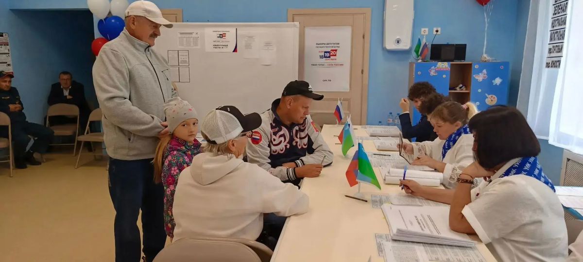 Голосование продолжается. Жители города приходят на избирательные участки в позитивном настроении, чтобы отдать свой голос Голосование продолжается. Жители города приходят на избирательные участки в позитивном настроении, чтобы отдать свой голос