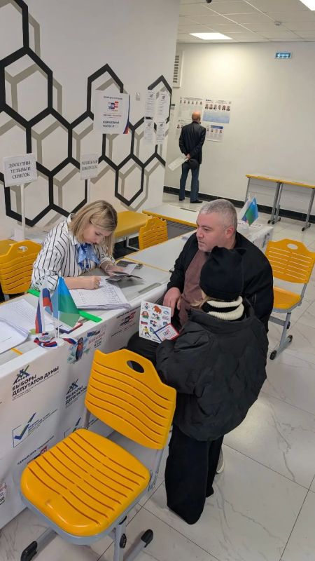 Голосование продолжается. Жители города приходят на избирательные участки в позитивном настроении, чтобы отдать свой голос Голосование продолжается. Жители города приходят на избирательные участки в позитивном настроении, чтобы отдать свой голос