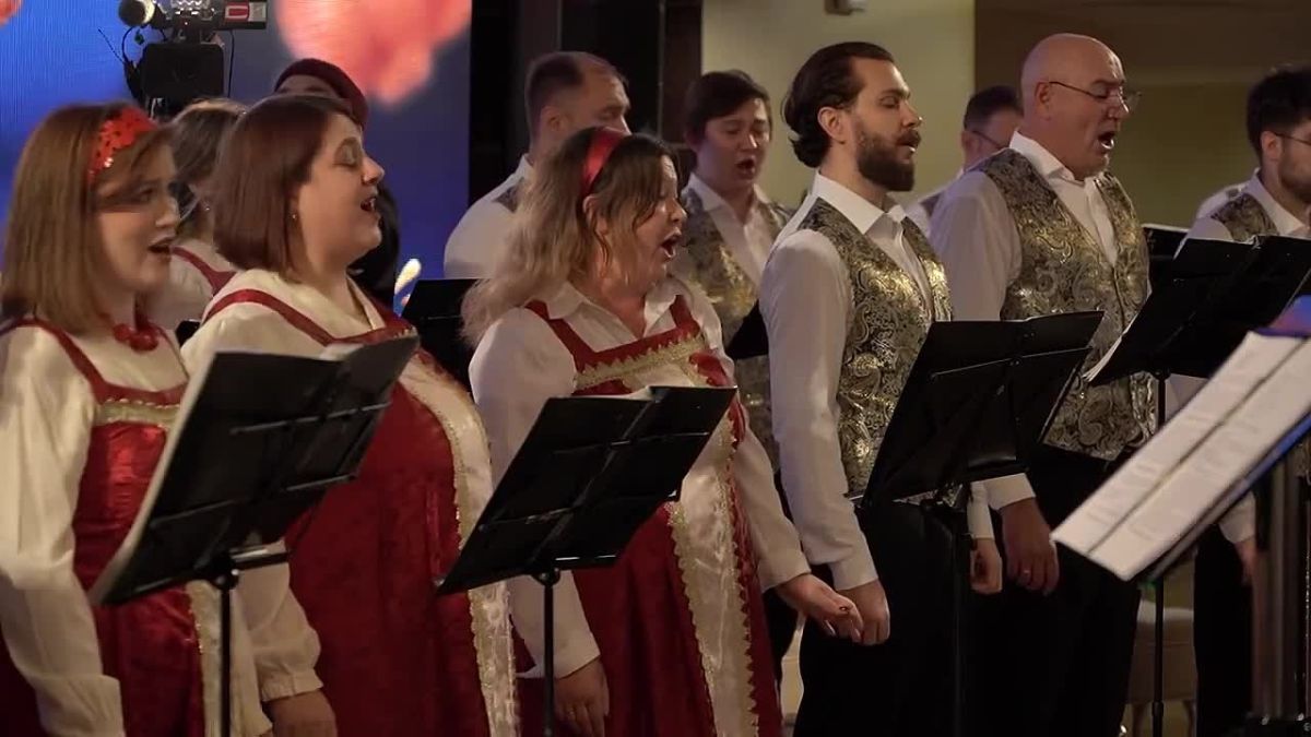 Сургутяне еще успевают попасть на концерт, который проходит в рамках фестиваля «Югра - вместе!» в Сургутской филармонии