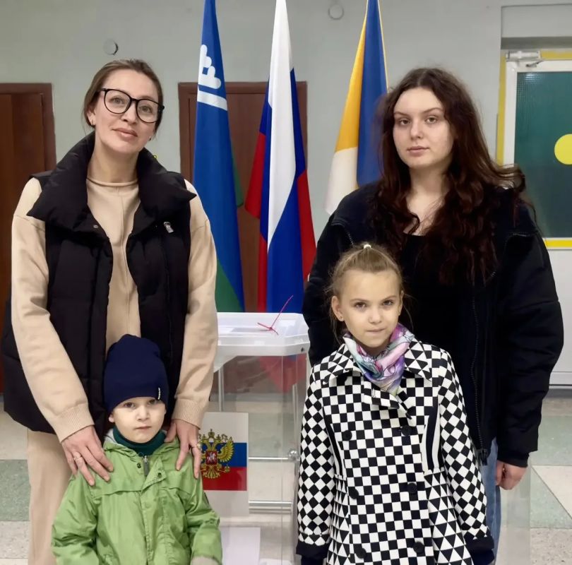 На избирательный участок супруга участника специальной военной операции Эльвира Панфилова пришла вместе с детьми На избирательный участок супруга участника специальной военной операции Эльвира Панфилова пришла вместе с детьми