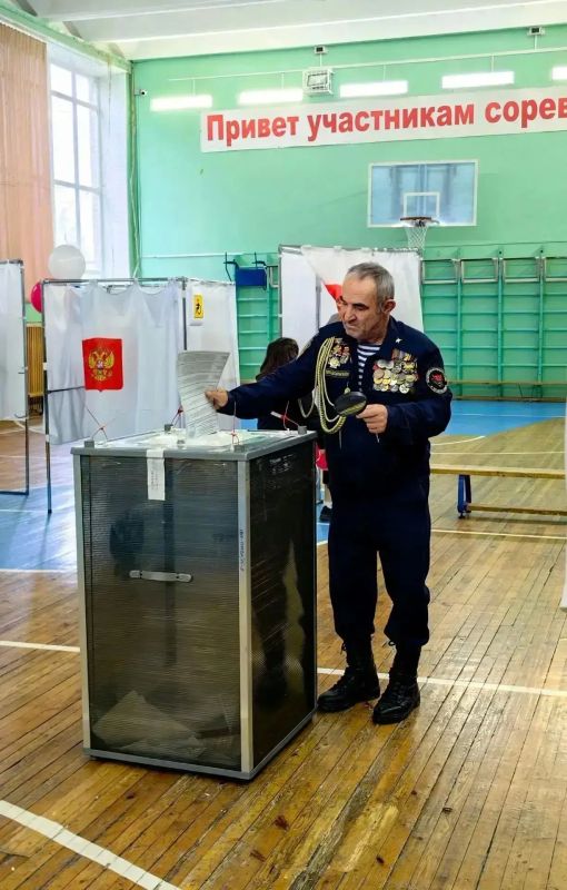 Участники СВО, ветераны боевых действий, Герои России приходят на избирательные участки Югры, чтобы проголосовать на выборах в государственный, окружной, областной и городские парламенты Участники СВО, ветераны боевых действий, Герои России приходят на избирательные участки Югры, чтобы проголосовать на выборах в государственный, окружной, областной и городские парламенты