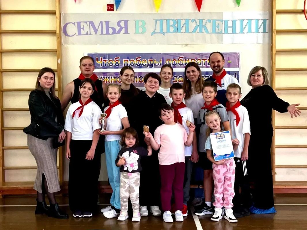 Сургутяне присоединились к спортивно-творческой акции «Семья в движении» в рамках фестиваля «ЮГРА — ВМЕСТЕ!» Сургутяне присоединились к спортивно-творческой акции «Семья в движении» в рамках фестиваля «ЮГРА — ВМЕСТЕ!»