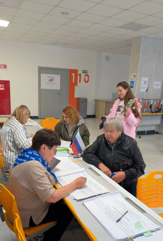 Голосование продолжается. Жители города приходят на избирательные участки в позитивном настроении, чтобы отдать свой голос Голосование продолжается. Жители города приходят на избирательные участки в позитивном настроении, чтобы отдать свой голос